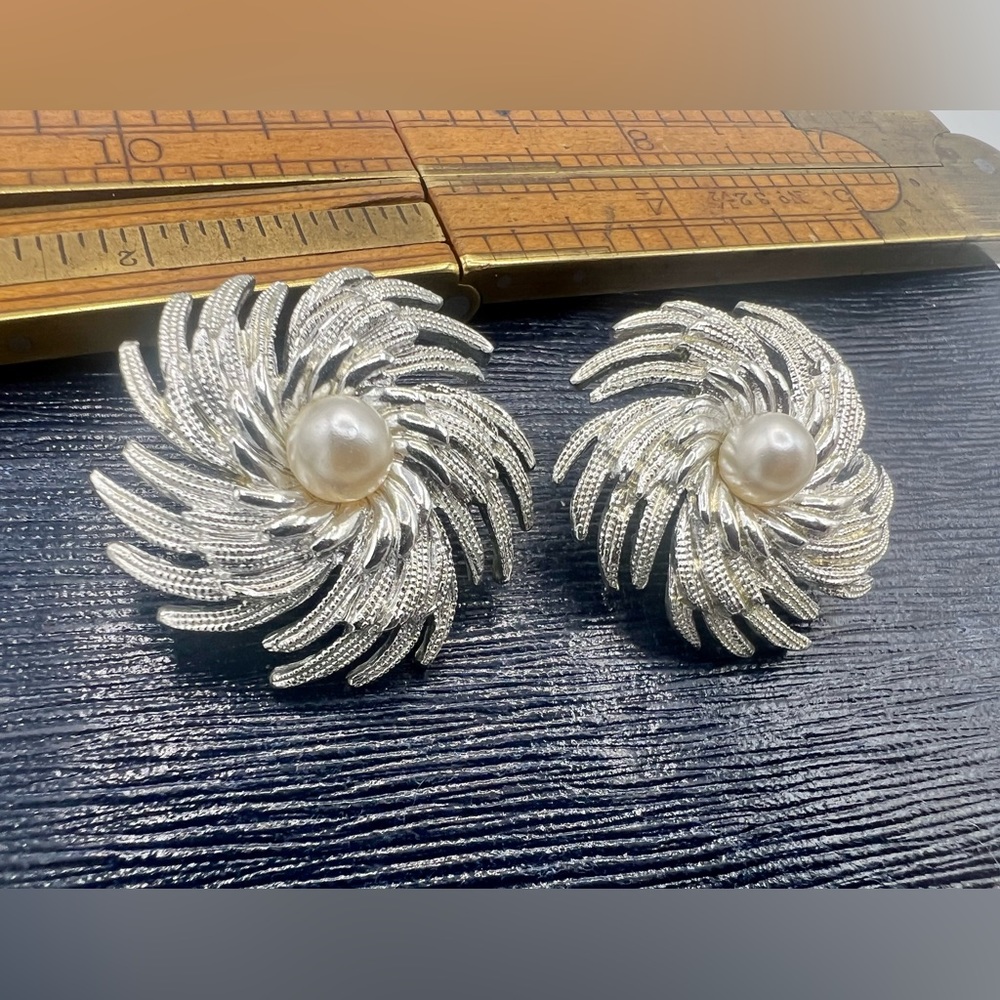 Vintage SARAH COVENTRY clip on silver tone flower faux pearl earrings - Picture 4 of 6